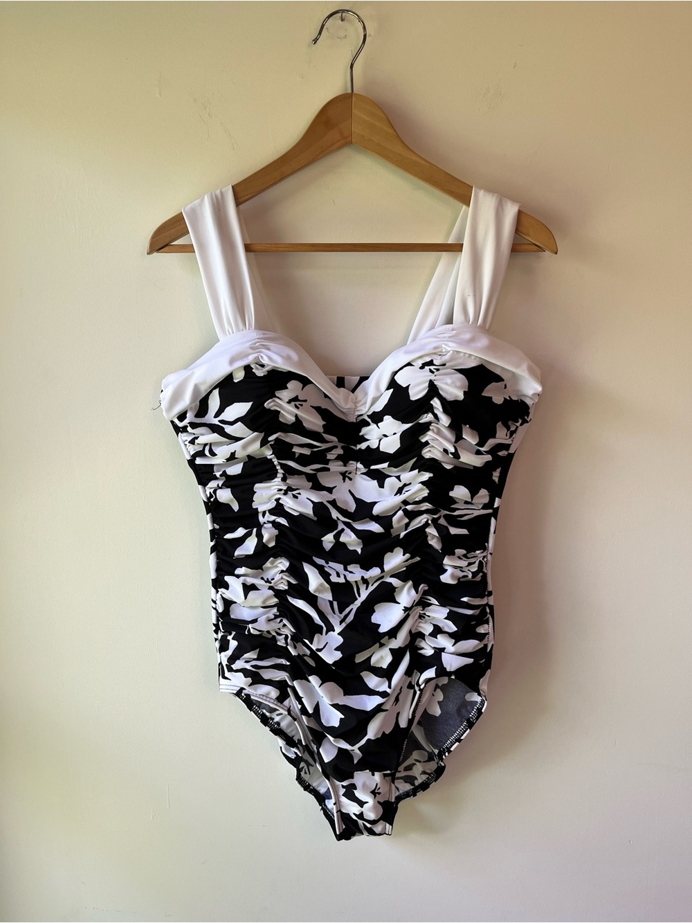 Miraclesuit Saxon Black and White Floral One Piece Slimming Swimsuit Size 14 - Picture 2 of 9